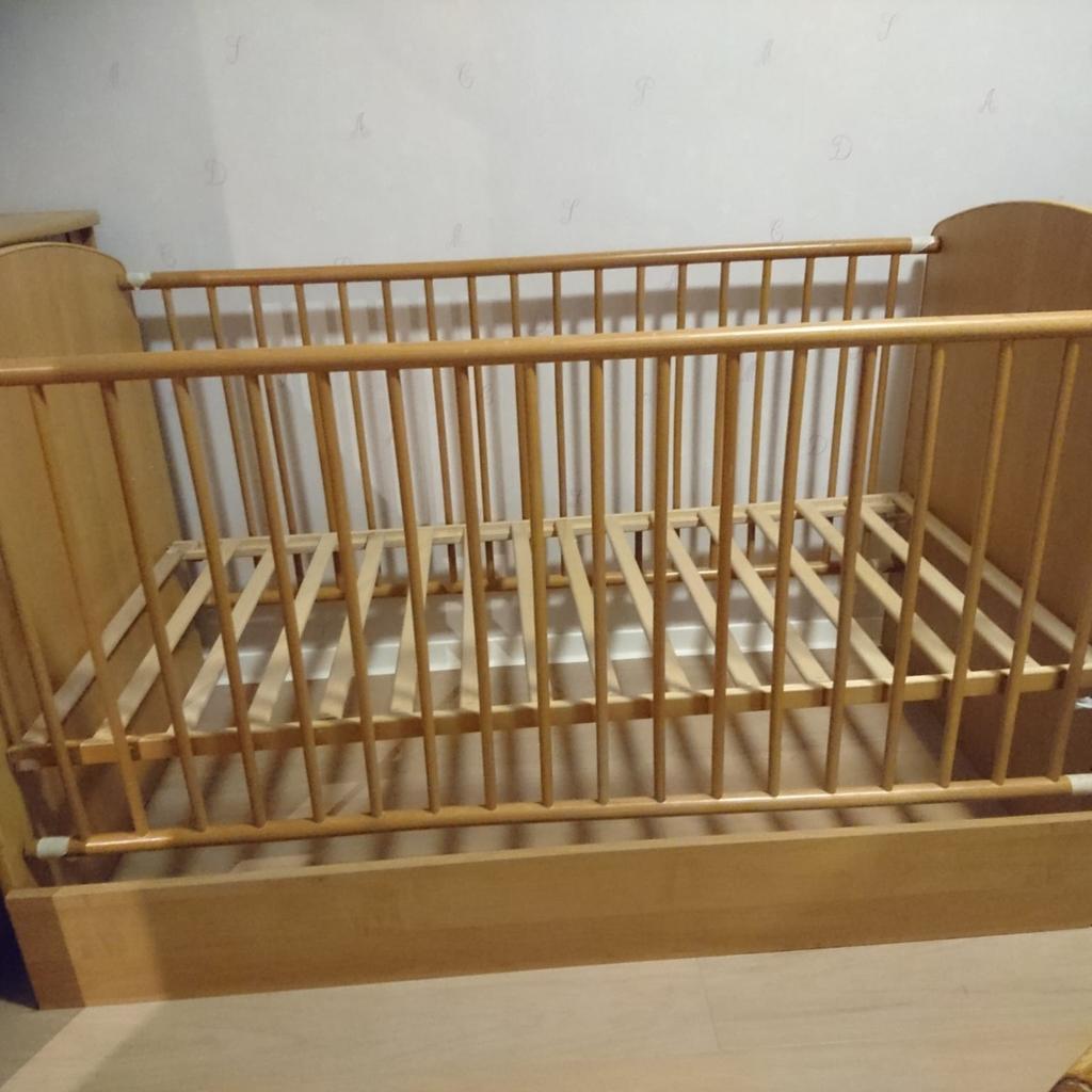 Baby Bett mit Wickeltisch

wie auf dem Foto zu sehen ist

ohne Garantie
ohne Gewährleistung
keine Umtausch