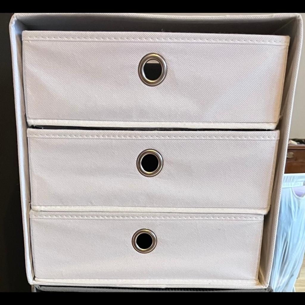 Verkaufe Schubladenbox Lisa 2x in der Farbe New Grau Kord und 1x in der Farbe Weiß Flies

Maße:32/32/32

Preis je Stück!