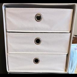Verkaufe Schubladenbox Lisa 2x in der Farbe New Grau Kord und 1x in der Farbe Weiß Flies

Maße:32/32/32 

Preis je Stück!