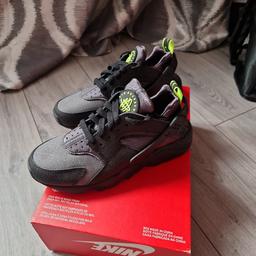 Brand pair of Iron grey with bits of Lime green Huaraches.
UK 5
For anyone that know with these it's usually good to size up for a more comfy fit.
Any questions feel free to ask
Check out my other listings
