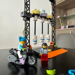 Ich verkaufe Lego City, es fehlen 3 Kleinteile: ein Skorpion, eine Tasse und ein Motorradhelm. Anleitung enthalten.