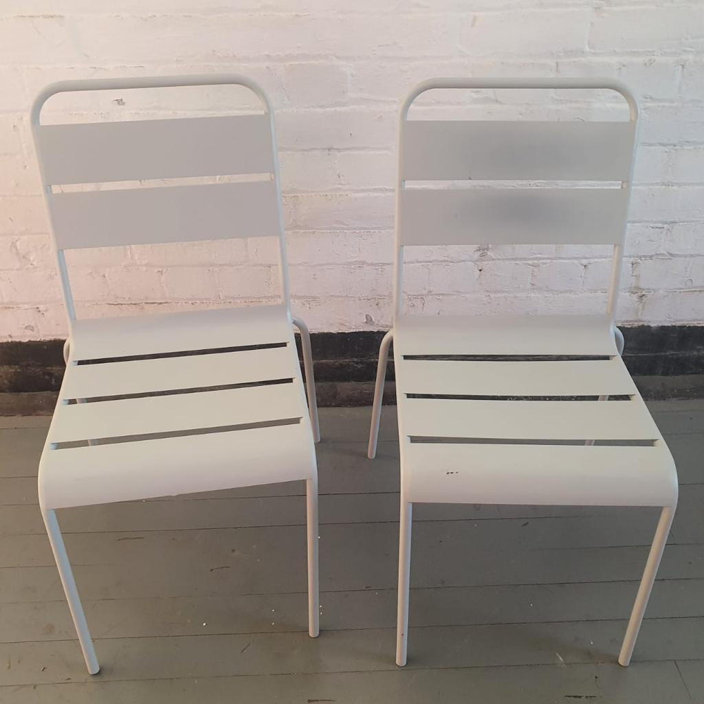 ▪️Pair of metal chairs
▪️Ex display
▪️Chair size H83, W47, D61cm
▪️ Stackable