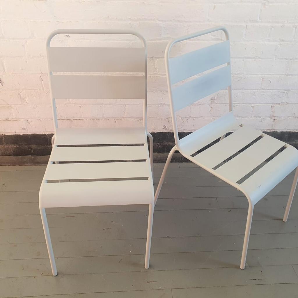 ▪️Pair of metal chairs
▪️Ex display
▪️Chair size H83, W47, D61cm
▪️ Stackable