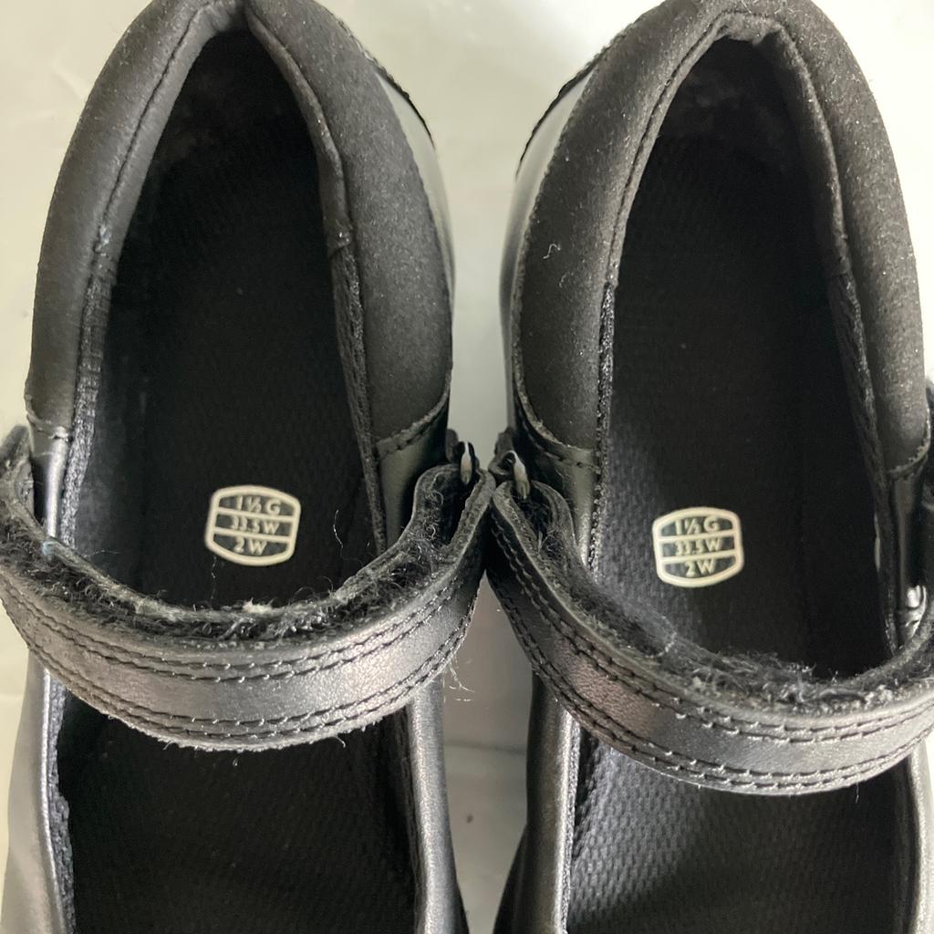 💥💥 OUR PRICE IS JUST £6 💥💥 these will have been around £45-£50 when bought new

Preloved girls school shoes from Clark’s

Size: 1.5G (wide fit)
Brand: Clark’s
Condition: good condition. Small scuff as shown in photo 2 (doesn’t affect use)

Have been buffed with polish and hand washed

Collection available from Bradford BD4/BD5
(Off rooley lane however no shop)

We deliver within reason for fuel costs

We also post if covered (recorded delivery only) we do combine if multiple items are purchased

Sorry no Shpock wallet