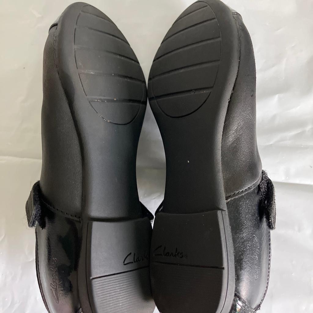 💥💥 OUR PRICE IS JUST £6 💥💥 these will have been around £45-£50 when bought new

Preloved girls school shoes from Clark’s

Size: 1.5G (wide fit)
Brand: Clark’s
Condition: good condition. Small scuff as shown in photo 2 (doesn’t affect use)

Have been buffed with polish and hand washed

Collection available from Bradford BD4/BD5
(Off rooley lane however no shop)

We deliver within reason for fuel costs

We also post if covered (recorded delivery only) we do combine if multiple items are purchased

Sorry no Shpock wallet