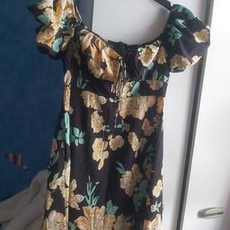 boohoo dress never worn
blk yellow and green 
can wear off shoulder 
size 12