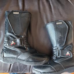 akito ladies motorcycle boots size 5. very good condition. any questions please ask