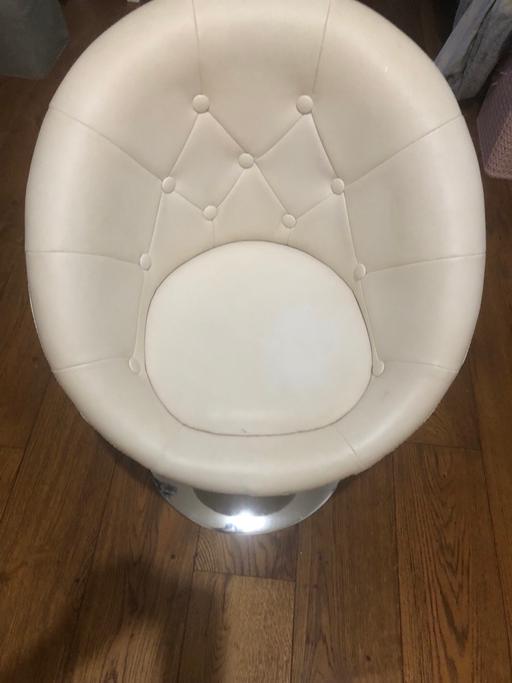 Buy & Sell South West London Sands End - South West London - Photos for White leather swivel chair