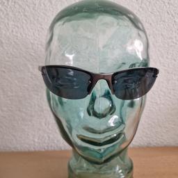 Verkaufe von meinem Vater diese Gargoyle Sonnenbrille, sie ist getragen und kommt wie auf dem Foto zu euch nach Hause.

Sie hat Gebrauchsspuren, siehe das eine Foto das Glas.

Versand wäre 4,50

Bezahlung nur per Paypal oder Überweisung