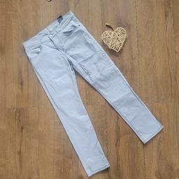£2
13-14 years 
H&m
Denim jeans 
Preloved very good condition 
Cotton 
Elastane 

#handm #greyjeans #skinnyjeans #greydenim #jeans
