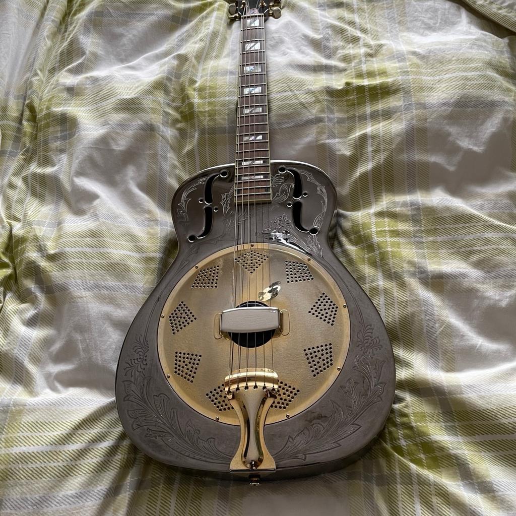 Metal resonator guitar old not used much been incase under bed and before me the guy never used cash on collection