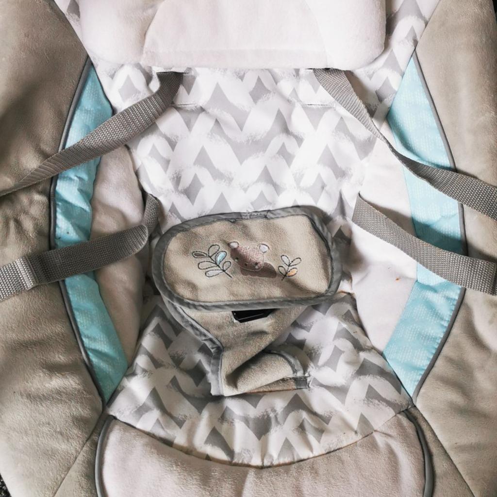 beautiful white and grey baby swing
battery powered
three timer setting and 6 swing speeds for rocking
2 position recline seat
plays various soothing music