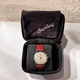 Es wird eine wunderschöner Breitling Premier Chronograph in Stahl verkauft.
Die Uhr stammt ca. aus den 1940er und funktioniert einwandfrei.
Die Uhr hat ein frisches Service, das Glas wurde erneuert, das Gehäuse wurde aufgearbeitet und es wurde ein neues Kroko- Echtlederband mit einer original Breitling-Dornschließe montiert.
Die Uhr ist in einem ausgesprochen selten gutem Zustand und wurde sehr selten getragen.