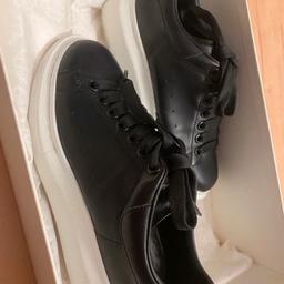Hallo, ich verkaufe originale Alexander McQueen in der Farbe schwarz die von meiner Freundin sind in der Schuhgröße 37. Die Schuhe sind nur ein paarmal getragen worden und haben keine Beschädigungen und den Originalrechnung ist vorhanden.
