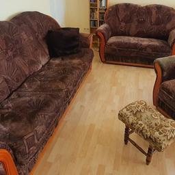 Bieten euch eine Couchgarnitur aus einem 3 ( 2,25 breit ) , 2 ( ca. 1,50 breit ) und ein sitzer an. 
Sie ist ok

3 Sitzer, 2 Sitzer und Sessel.

❗️Muss alles raus. ❗️ 
Selbstabholer