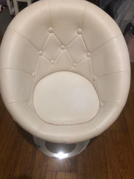 Buy & Sell South West London Sands End - South West London - Photos for White leather chair