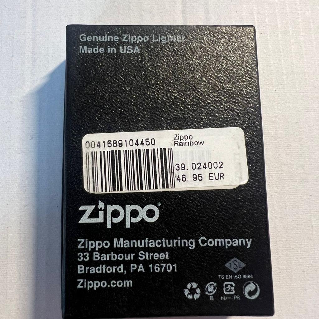 Moin, verkaufe hier dieses Zippo Feuerzeug. Es ist natürlich Original, sowie neu und ungezündet. Rest siehe Fotos. Gibt es so schon lange nicht mehr zu kaufen, daher wohl ein Sammlerstück. :) Versand möglich als versichertes Paket per DHL oder Abholung in 30853 Langenhagen.