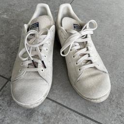 Ich verkaufe beige Herrenschuhe von Adidas „Stan Smith“ Edition in Größe 43 1/3. Schuhe wurden getragen, daher sind normale Gebrauchsspuren sichtbar (siehe Bilder). Sonst top Zustand. Versand möglich.