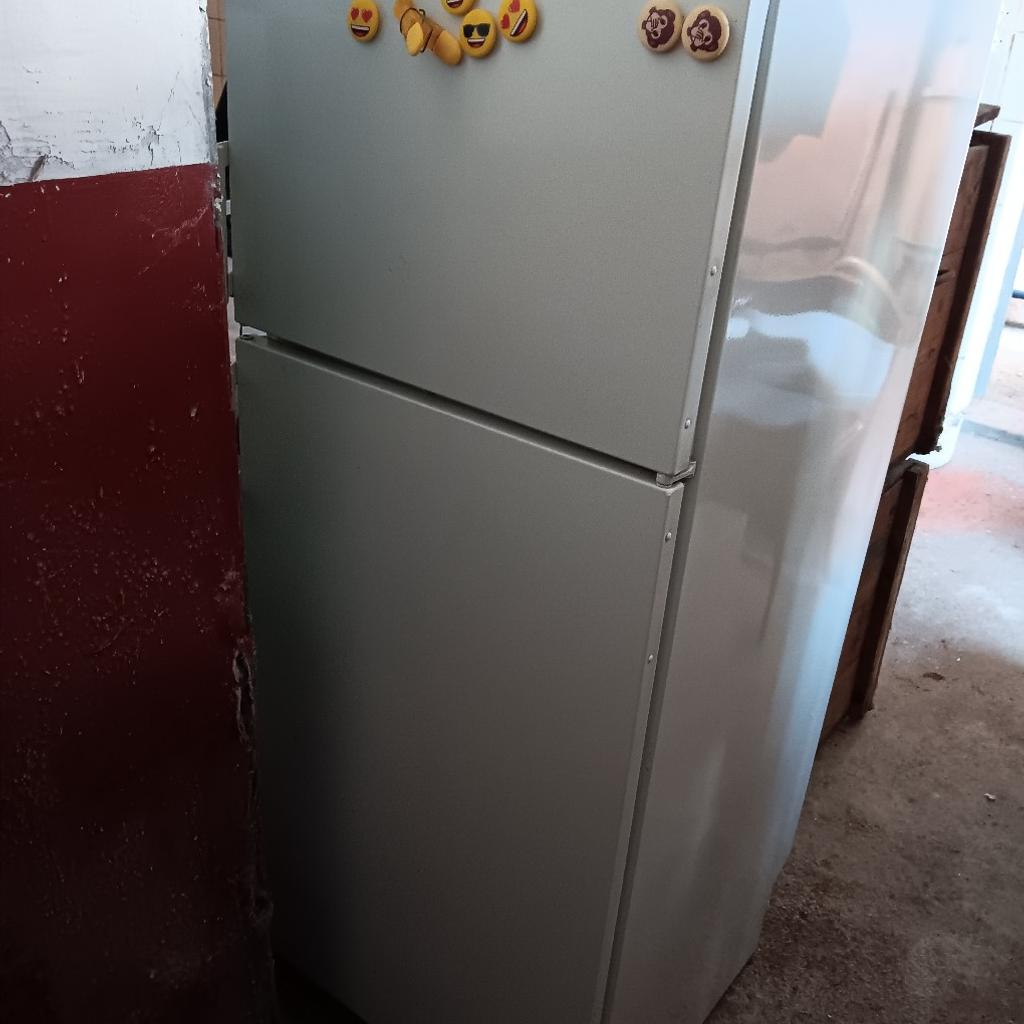 Kühlschrank mit separatem gefrierfach Aus einer haushaltsauflösung . funktioniert. Leider fehlt die Glasplatte auf dem gemüsefach
