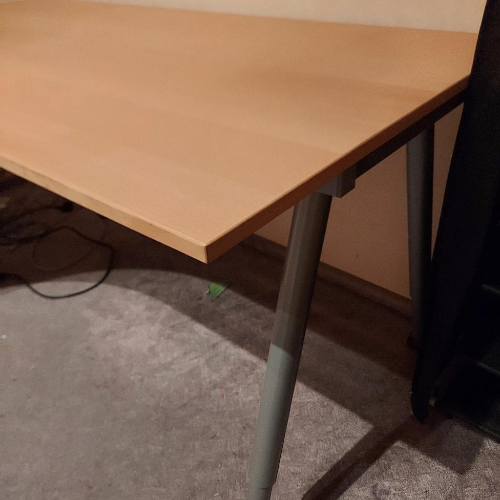 Ikea Schreibtisch Galant, höhenverstellbar mit Gebrauchsspuren (Siehe Foto)

Ca 180 breit
Ca 80 cm bis 118 cm tief

Nur Abholung