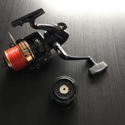 Ron Thompson AMPLIFIER 705 Long cast reel. Line capacity 350m/0.40mm.5 ball bearings.One way anti reverse.Gear ratio 4.5-1. Unused and in perfect condition.Includes spare spool.