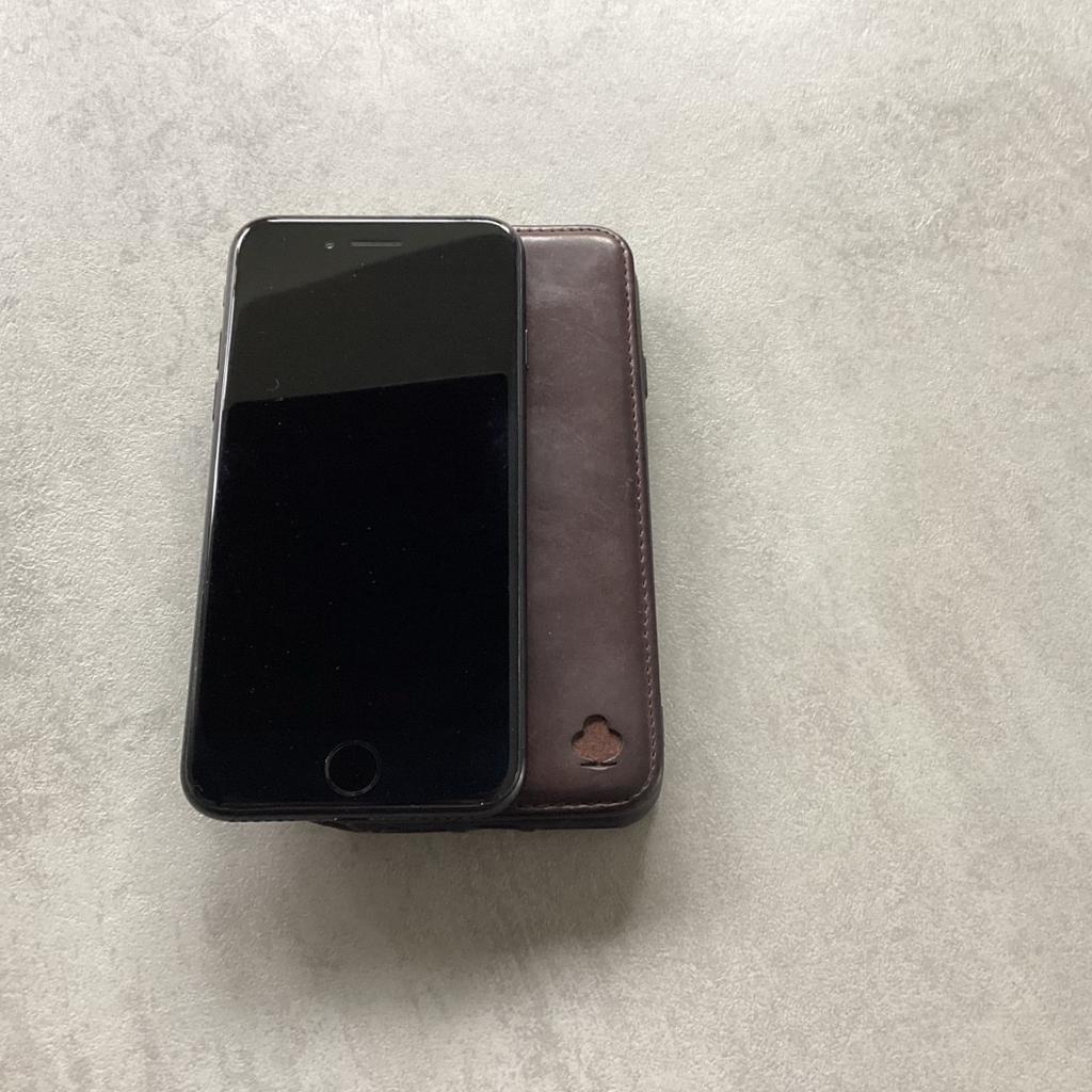 Apple iPhone SE (2. Generation) 64 GB ohne Simlock
Zustand: sehr guter Zustand (keine Kratzer o.ä. … only in der Schutzhülle verwendet), voll
funktionsfähig
Gratis: Porter Riley - Lederhülle (schokoladenbraun)

Model: A2296

Farben: Schwarz

Kapazität: 64 GB

Abmessungen und Gewicht:

 Breite: 67,3 mm

 Höhe: 138,4 mm

 Tiefe: 7,3 mm

 Gewicht: 148 g

Da es sich um einen Privatverkauf handelt, kann ich keine Garantie nach dem EU-Recht übernehmen. Der Käufer erklärt sich damit einverstanden auf Garantie, Rücknahme, Minderung sowie Nachverhandlung zu verzichten (Paragraph 312d Abs 4 Nr. 5 BGB) und erkennt dies mit seinem Kauf an. Laut dem EU-Recht muss dieser Zusatz unter jeder Online-Verkaufsaktion stehen.