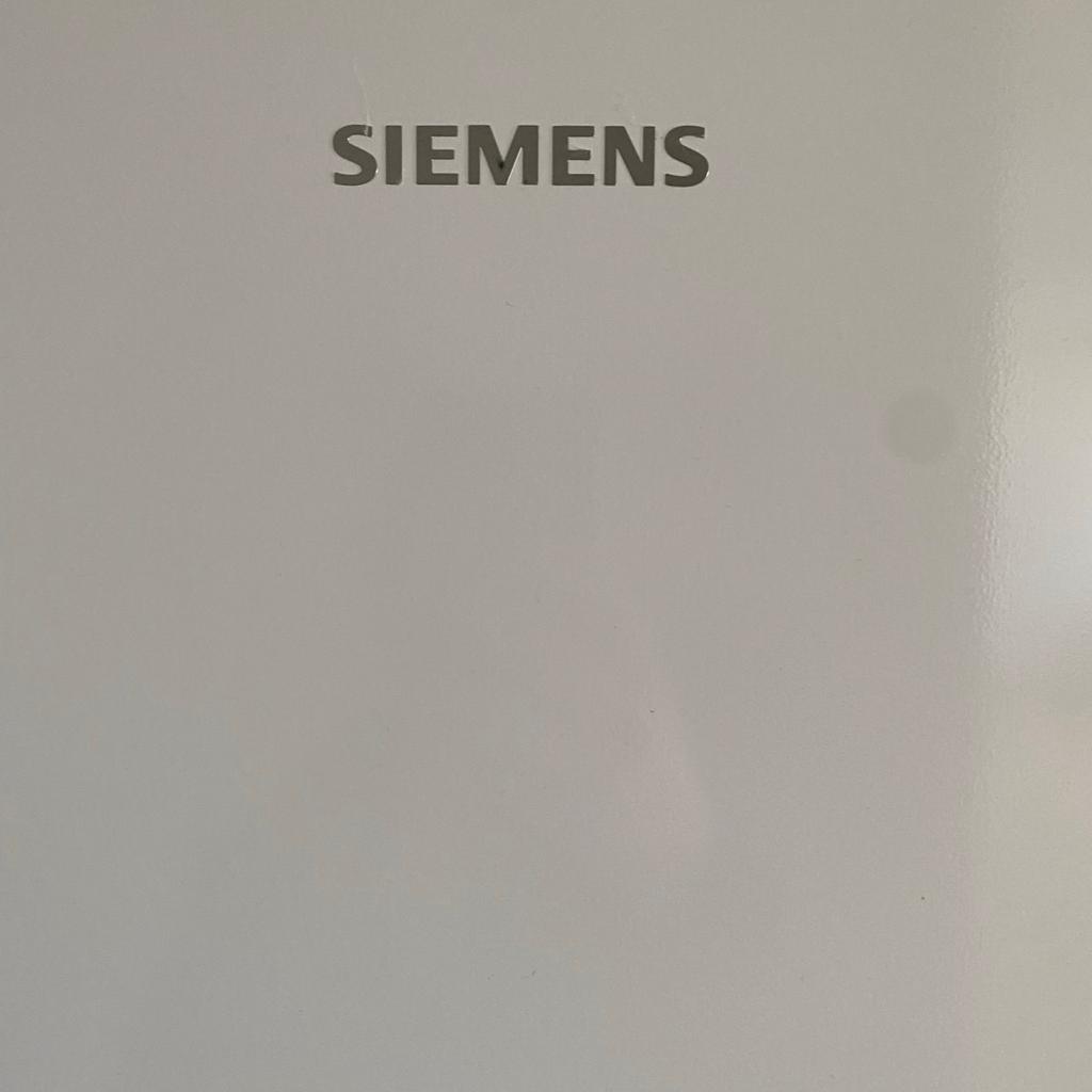 Verkauft wir dieser Gefrierschrank der Marke Siemens aus Platzmangel. Der No Frost Schrank fasst 366 Liter und ist 191cm hoch, sowie Energiesparend A++++. Wir haben ihn 2021 gekauft. Er hat kaum Gebrauchspuren und funktioniert einwandfrei. Wir verkaufen ihn nur aus Platzmangel, weil wir umziehen. Neupreis liegt bei Media Markt ca. 830€.