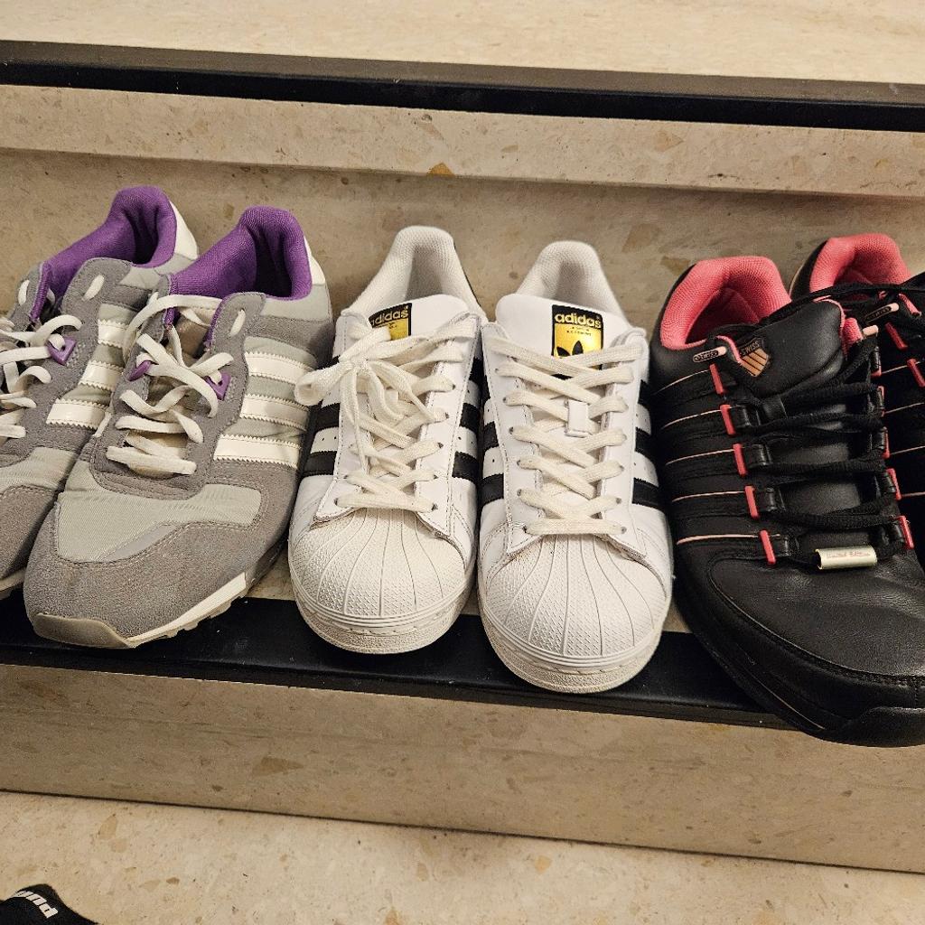 Verschiedene Schuhe je paar 15€ Verhandelbar.
Kswiss Größe 41
Superstar Größe 40 2/3
Adidas Grau/Lila Größe 41 1/3
Airmax Größe 41
