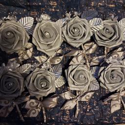 8 x light & dark homemade silver rose wedding button hole flowers
These are all individually made
Price is for all 8 together but will split or happy to make more to this design if required 
£5 each or all 8 for £35
Collection from Sheffield s35 area
Can post p&p extra