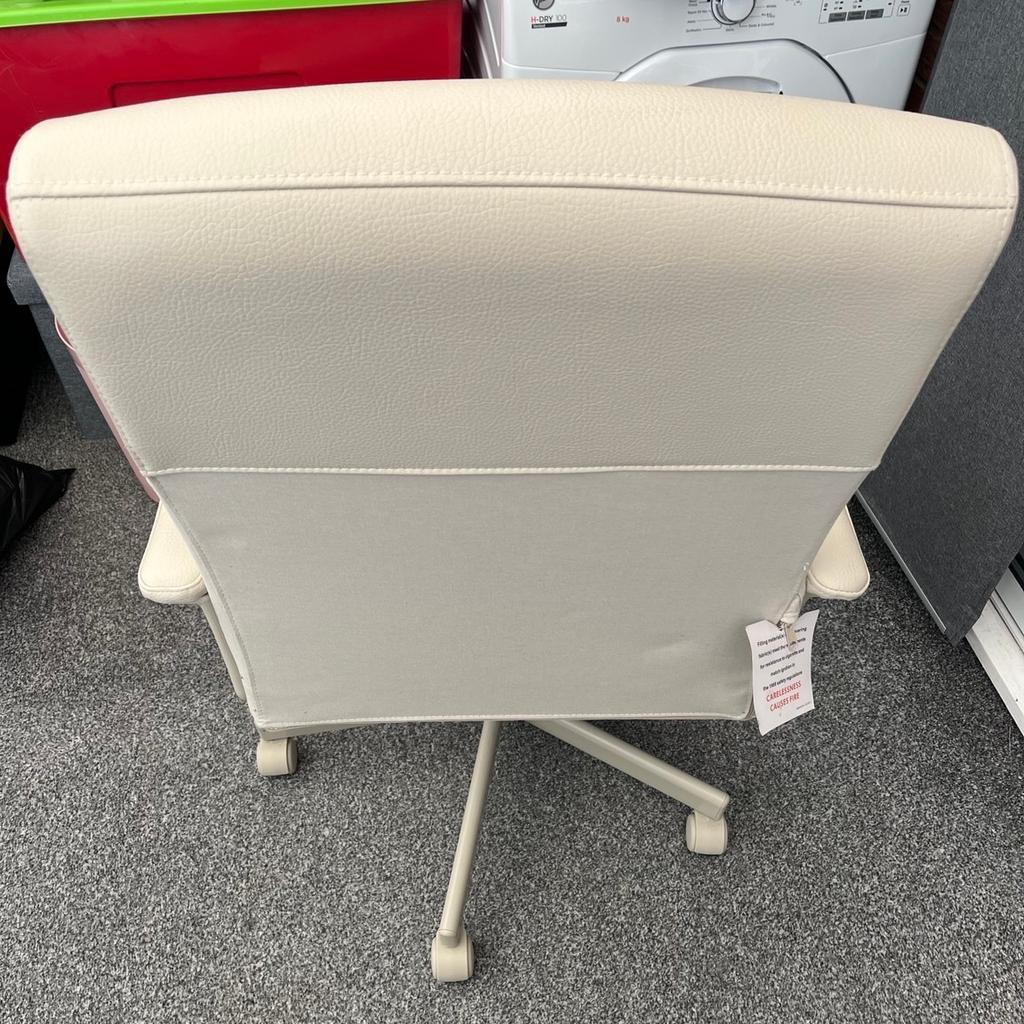 Swivel chair has adjustable tilt tension that allows you to adjust the resistance to suit your movements and weight.
Hardly been used
Beige/creme colour