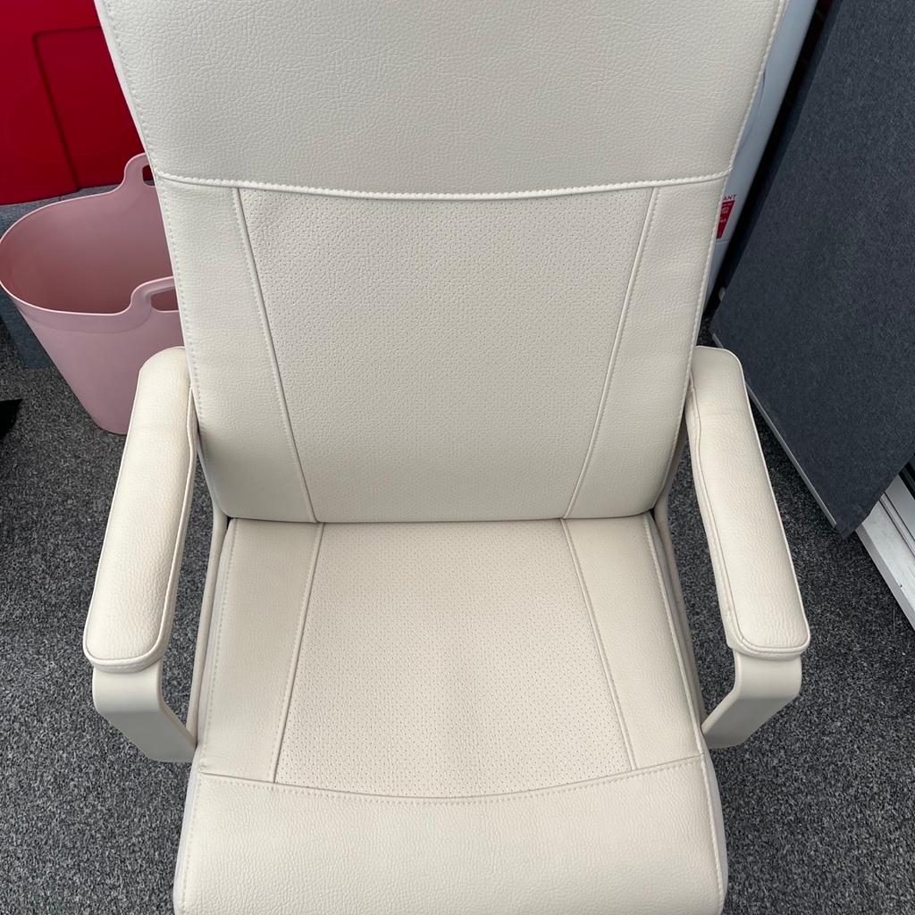 Swivel chair has adjustable tilt tension that allows you to adjust the resistance to suit your movements and weight.
Hardly been used
Beige/creme colour