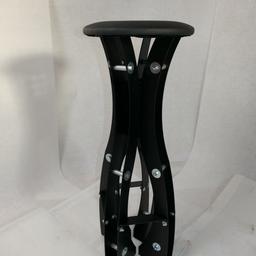 Barhocker mit einem Gestell aus beschichteten Blech, Aluminiumrohren als Distanz.

Maße: Höhe ca. 70cm, Sitzfläche: Durchmesser 30cm

•Selbstabholung/Versand