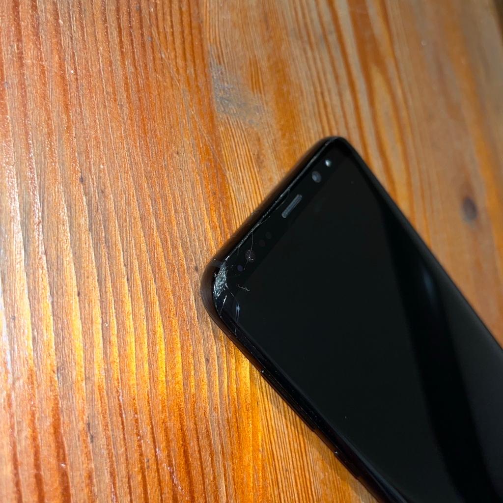 Gebrauchsspuren siehe Bilder links oben Bildschirm gesplittert, links seitlich Bildschirm schwarz, Bildschirmfunktion einwandfrei | Farbe: Schwarz

Dies ist ein Tierfreier Nichtraucherhaushalt.

Nach aktuellem EU-Recht muss ich darauf hinweisen: Dies ist ein Privatverkauf, womit keine Rücknahme oder Umtausch gewährt werden kann.

Das gebrauchte Samsung Galaxy S8+ in Schwarz ist ein Handy mit WiFi- und Bluetooth-Fähigkeit. Es hat eine 12 Megapixel Kamera und ist ohne Vertrag und Mobilfunkbetreiber-Sperre. Der Octa-Core-Prozessor läuft auf Android und hat 4 GB RAM und 128 GB Speicherplatz. Das 6,2-Zoll-Display ist mit einem Samsung Exynos 8895 Chipsatz ausgestattet. Das Handy hat einen MicroSD-Speicherkartensteckplatz und ist mit Quad-Band, Bluetooth, 4G, 3G, 2G, Tri-Band, NFC, WLAN, GPRS und USB Typ-C ausgestattet. Es ist frei ab Werk und hat GSM 1900 Frequenzband.