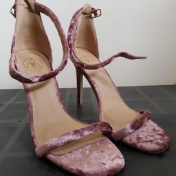 Light pink crushed velvet open toe heeled shoes from Missguided. Size 6 with 4.5ins heel. Tried on but never worn to go out, and in very good clean condition. As well as free collection from us, we also offer UK postal delivery for £3.19.