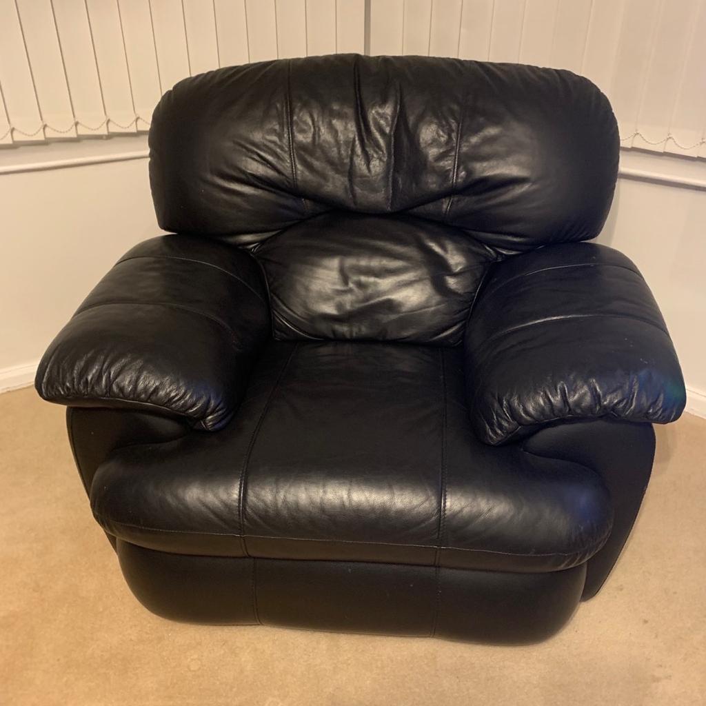 In great condition
Slight scuff to the side when we moved house
112cmx90cm
Manual recliner
Collect from Moortown please