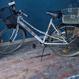 Verkaufe hier das McKenzie Damen Cityrad 28er Zoll mit Körben und Gepäckträger. Es ist in einem sehr guten fahrbereiten Zustand.

Bei Interesse einfach Melden