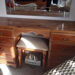 dressing table and stool and freestanding mirror with a draw just needs a nob  ..collection from banks Pr98ar..