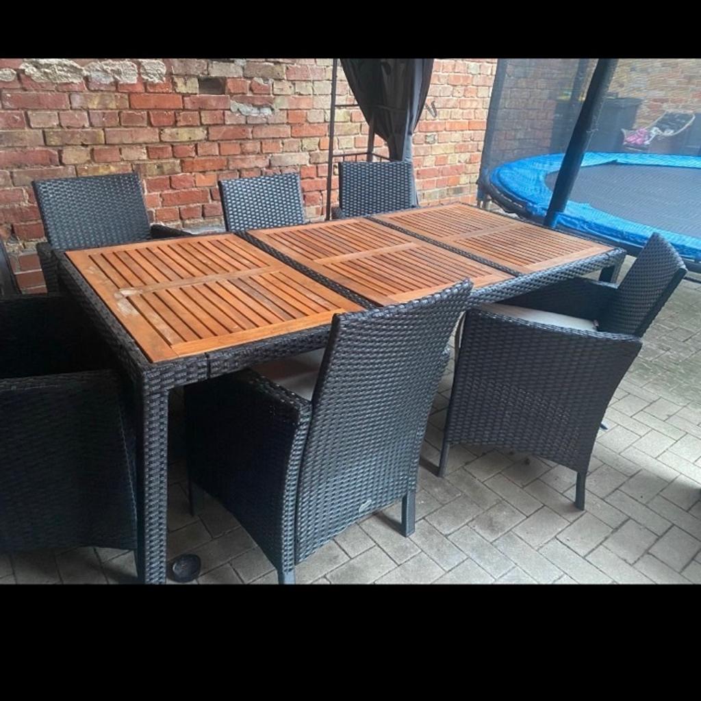 Biete hier eine Gartentischgruppe mit 5 Stühlen (ohne Aufleger) aus Rattan an.

Da Privatverkauf keine Rücknahme und keine Garantie