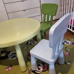 Kindertisch mit 6 Stühlen (wir haben noch 2 Stühle, die sind nicht auf dem Foto ersichtlich: rosarot und pink). 

Auch für den Garten geeignet