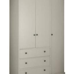 Kensington 3Dr 3Drw Wardrobe - Soft Grey /Oak Effect

💥New/other. Flat packed in the box💥 
Item is in very good overall condition item that may have small cosmetic defects

Made of wood effect.
Metal handles.
3 doors.
3 drawers with metal runners.
2 fixed hanging rails.
Hanging rail holds up to 12kg.
1 fixed shelf
Size H199, W128, D50cm.
Internal hanging space H115, W79.7, D45cm.
Internal drawer H11, W76.5, D35.6cm.
Handle size: L3, W3cm.
Weight 85kg

💥 Check our other items💥