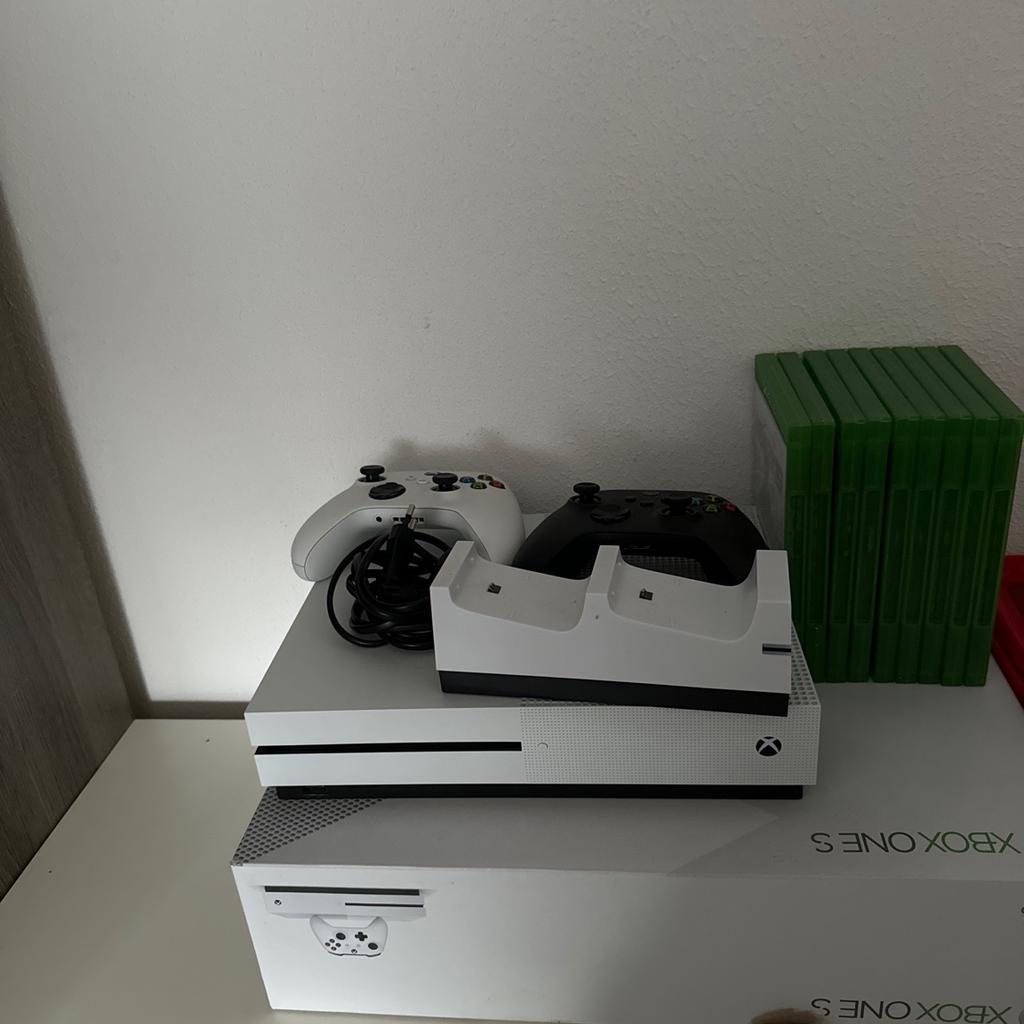 Hallo ich verkaufe 2 Xbox one s
Eine hat einen Karton dabei die andere nicht.
Insgesamt sind 3 Controller dabei und 9 spiele und eine ladestation