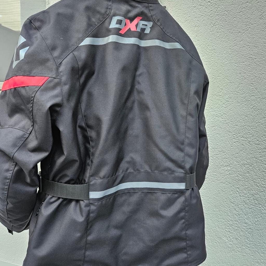 Damen Motorradjacke der Marke DXR Größe XL (46/48) mit roten Absetzungen
Sehr selten getragen

VHB

Nur Abholung