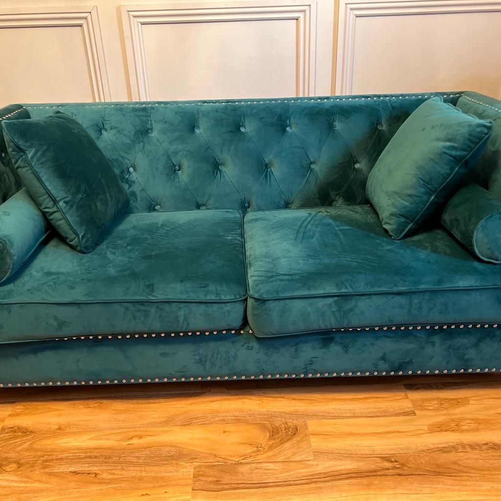 Brand new sofa from OAK furniture superstore

This sofa is absolutely stunning with brushed velvet. Mint condition

I bought this for £1450.

Emerald green.
Velvet
Bolster cushions x 2
Square cushions x 2

Only Selling due to grand baby arriving very soon.

Collection only

£550 Ono