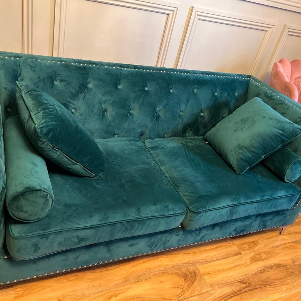 Brand new sofa from OAK furniture superstore

This sofa is absolutely stunning with brushed velvet. Mint condition

I bought this for £1450.

Emerald green.
Velvet
Bolster cushions x 2
Square cushions x 2

Only Selling due to grand baby arriving very soon.

Collection only

£550 Ono