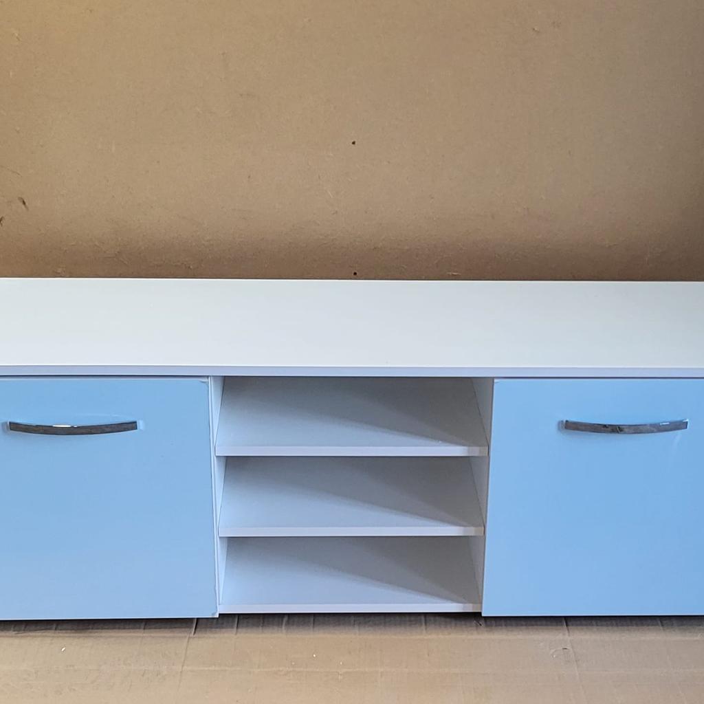 Habitat Hayward 2 Door Small TV Unit - White Gloss

💥ExDisplay. Assembled💥

Made from foil faced chipboard with a gloss finish.
Size H 43.1, W 120, D 38.9cm.
Weight 28kg.
4 shelves.
2 doors.
Chrome finish handles.
1 media storage section.
Largest height of media equipment sections 11.5cm.
Easy cable access.
Suitable for screen sizes up to 50in.
Maximum weight of TV 30kg

💥Check our other items💥