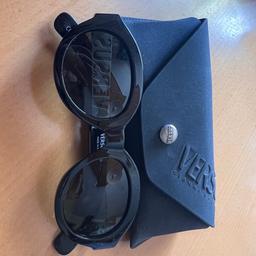 Versace Sonnenbrille siehe Bilder

Versand bei kostenübernahme mgl