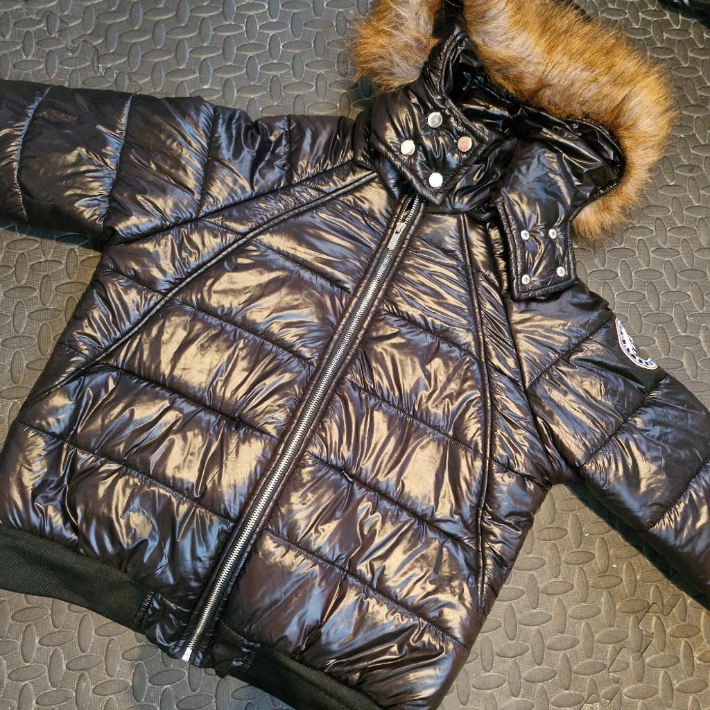 brand new
boohoo black bomber style jacket
light weight
the hood zips off
size 10