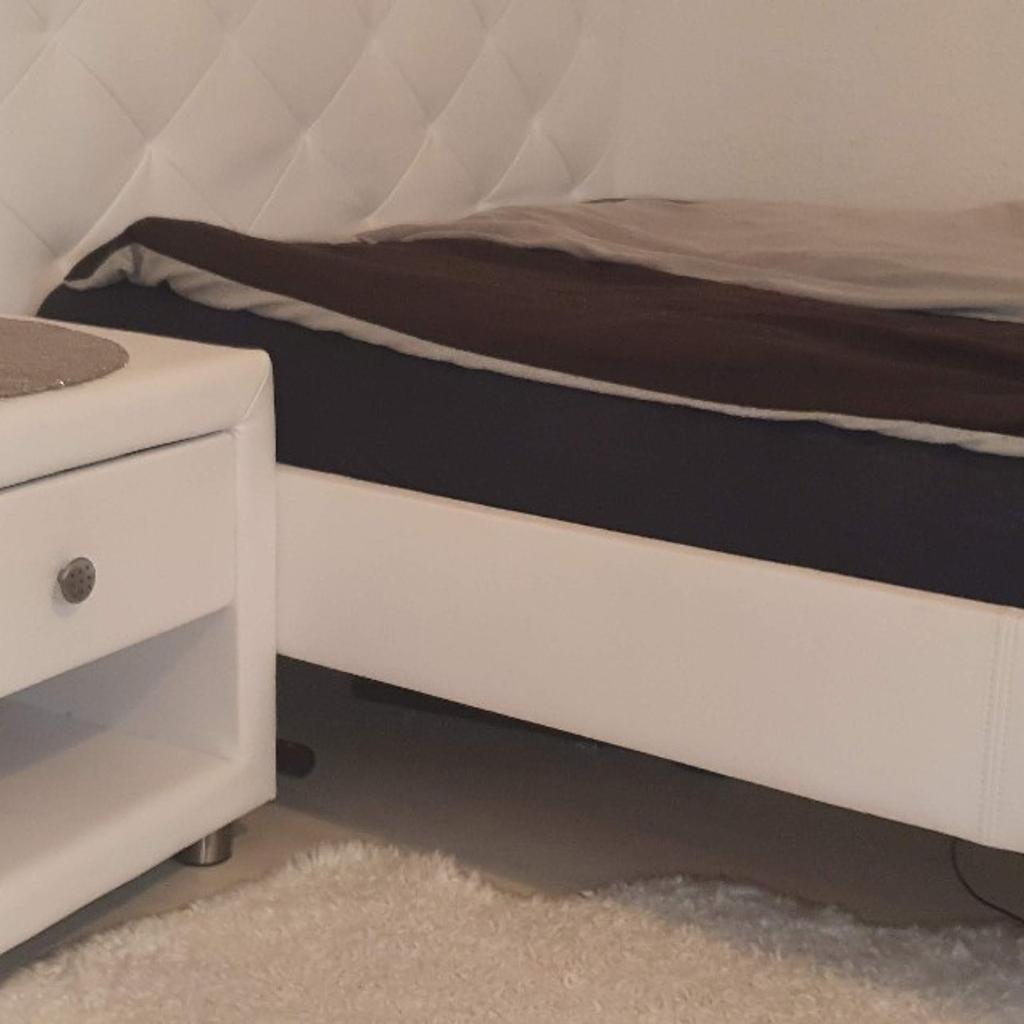 Das Bett und Nachttisch sind in weißem Lederimitat. Das Bett ist 120 x 200 cm groß.
Ein Lattenrost ist ebenso dabei.
Die Möbel sind in Gutem Zustand.