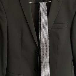 Jungen Anzug Marke s.Oliver Sakko Gr. 42 Hose Gr.88 Hemd ist von H&M Gr.S und die Seidenkrawatte aus dem Hause Willen.
Neuwertig ohne Gebrauchsspuren da nur 1 mal getragen.
