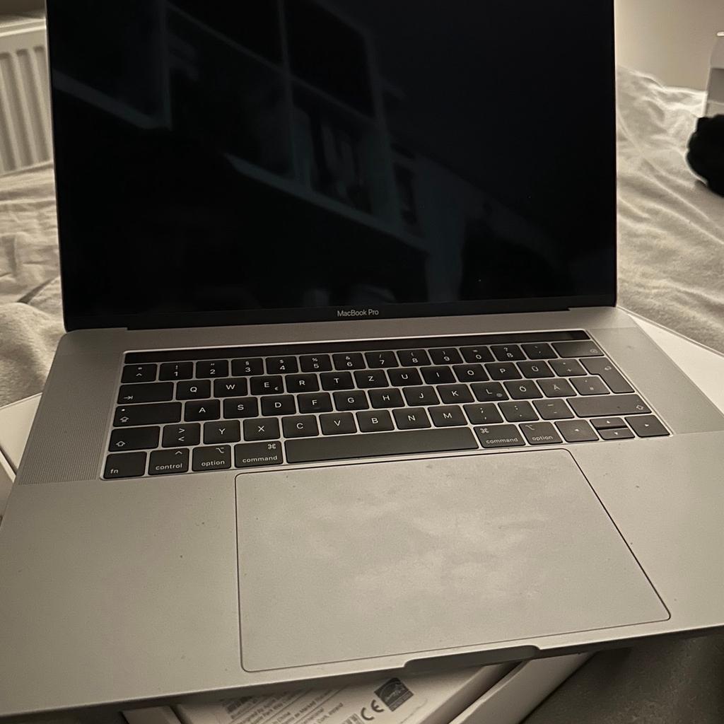 Ich verkaufe mein MacBook Pro 15‘‘ Late 2019 mit 16gb RAM 258gb SSD und Original Verpackung.

Ich habe das Gerät 2020 Gekauft, Neupreis war damals bei knapp 3000€.

Ich habe das Gerät Von Apple vor 1,5 Jahren für 1300€ reparieren lassen, daher ist ein Großteil der Elektronischen Hardware ersetzt worden.
Rechnung zur Reparatur ist auch vorhanden.

Das MacBook ist nie auf eine Ecke oder ähnliches gefallen siehe Bilder.
Es hat lediglich einen Kratzer an der Unterseite der leider bei der Reparatur des MacBooks von Apple zustande kam.

Da es Technisch ziemlich auf dem neusten Stand ist und von außen kaum Gebrauchsspuren aufweist verkaufe ich es in der Rubrik „Wie Neu“.
Der Preis ist verhandelbar.

Bei weiteren Fragen können sie mir gerne schreiben.

Das Gerät kann gerne in 41462 Neuss abgeholt werden. Versand ist auch kein Problem.